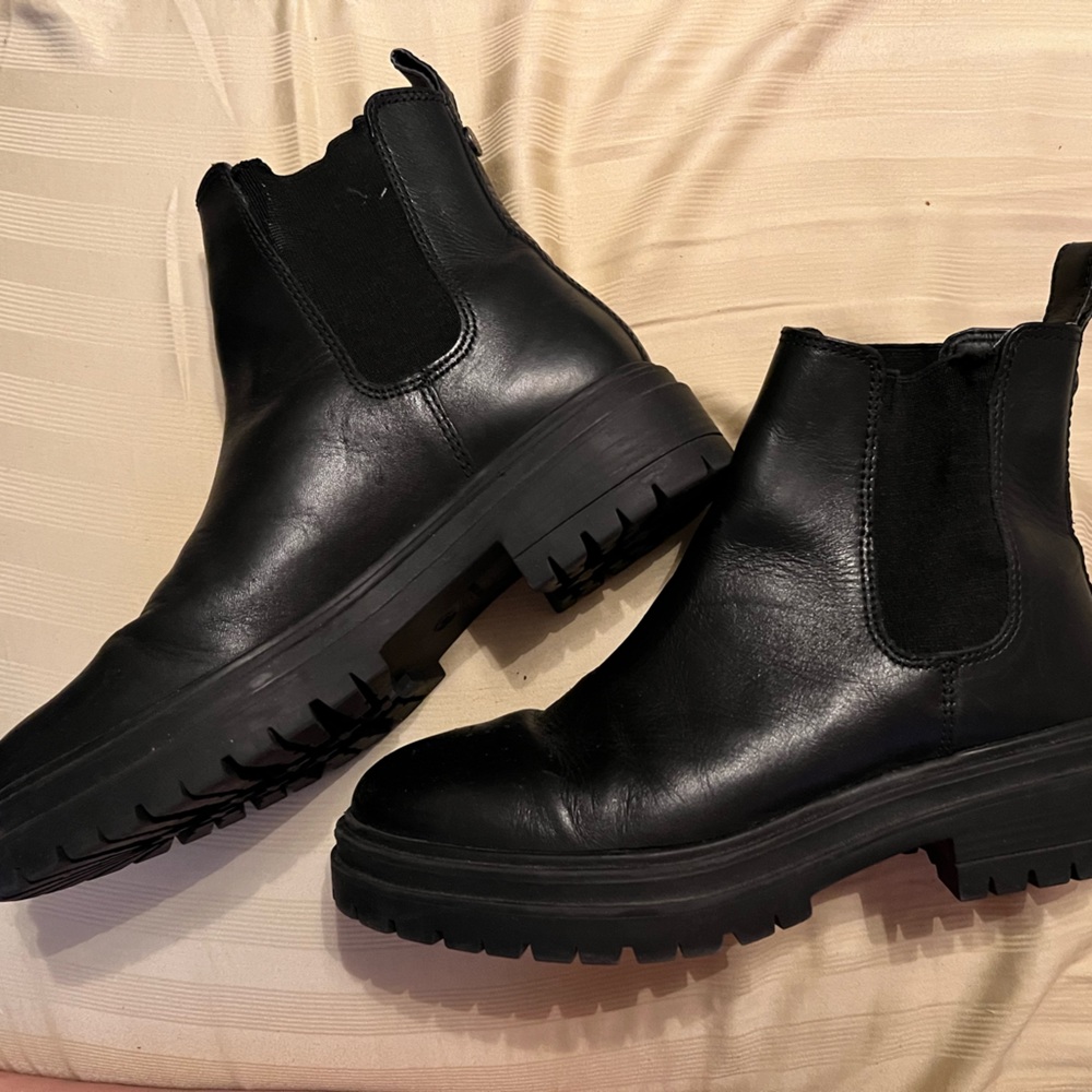 Steve Madden Lolla combat Chelsea boots